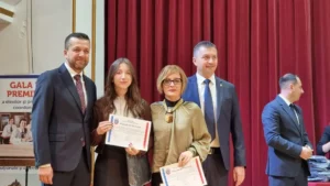 Elevii cu rezultate excelente la olimpiade și concursuri, premiați de Primărie-52