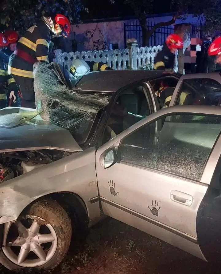Accident la Fughiu. Un șofer a ajuns cu mașina în șanț