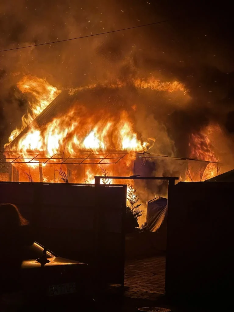 Incendiu de amploare la un garaj în care se aflau mașini și butelii de oxigen