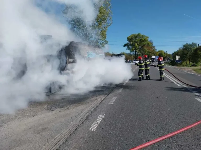 Aproape de o tragedie. Incendiu la o autocisternă pe DN 1, în localitatea Borozel