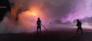 ISU-Incendiu violent la un TIR încărcat cu rumeguș, pe strada Borșului din Oradea-01 Foto: ISU Crișana
