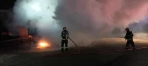 ISU-Incendiu violent la un TIR încărcat cu rumeguș, pe strada Borșului din Oradea-02 Foto: ISU Crișana