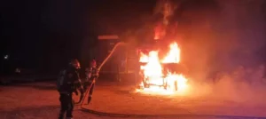 ISU-Incendiu violent la un TIR încărcat cu rumeguș, pe strada Borșului din Oradea-03 Foto: ISU Crișana
