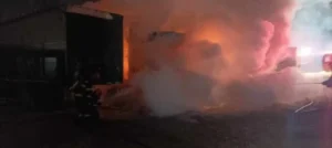ISU-Incendiu violent la un TIR încărcat cu rumeguș, pe strada Borșului din Oradea-04 Foto: ISU Crișana