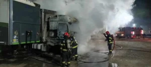 ISU-Incendiu violent la un TIR încărcat cu rumeguș, pe strada Borșului din Oradea-05 Foto: ISU Crișana