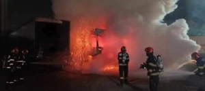 ISU-Incendiu violent la un TIR încărcat cu rumeguș, pe strada Borșului din Oradea-06 Foto: ISU Crișana