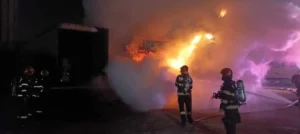 ISU-Incendiu violent la un TIR încărcat cu rumeguș, pe strada Borșului din Oradea-07 Foto: ISU Crișana