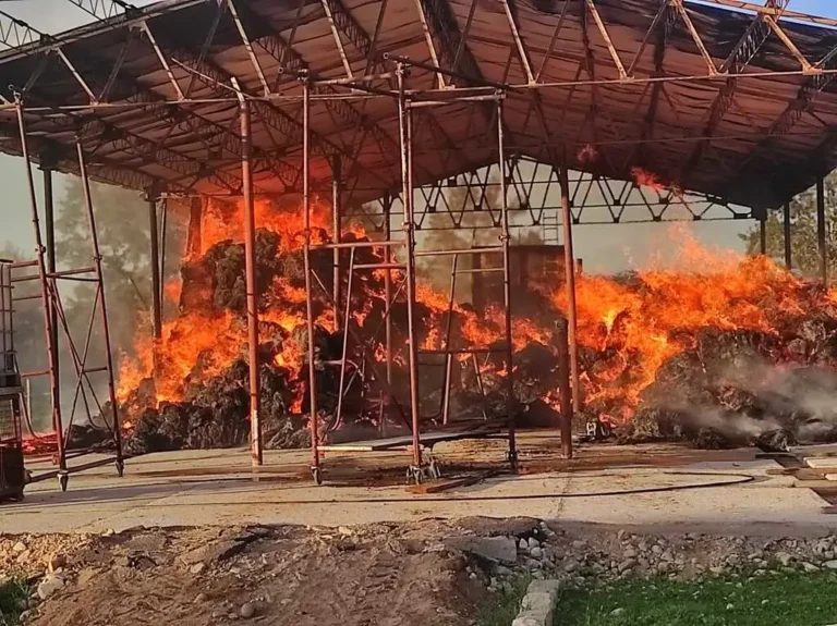 Incendiu violent la un depozit de furaje din Buntești