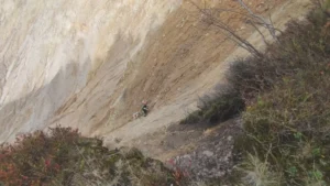 ISU-Pompierii au salvat un câine căzut în Groapa Ruginoasă. Un pompier a escaladat timp de o oră pentru a-l scoate de pe versant-02