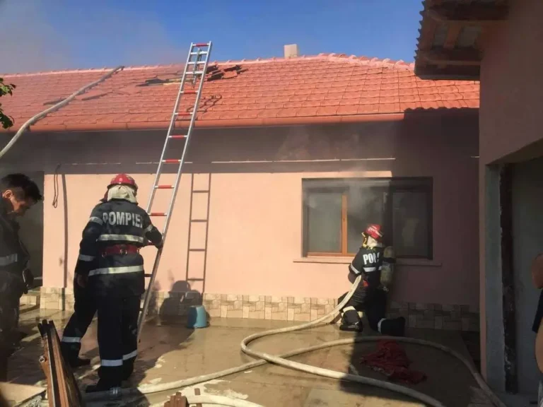 O casă și o mașină au luat foc în Girișu Negru și în Oradea