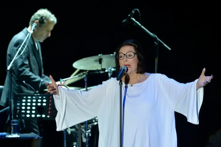 Nana Mouskouri îşi ia adio de la scenă, la aproape 90 de ani