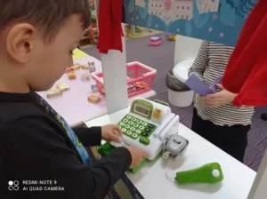 Preșcolarii de la Grădinița cu Program Prelungit nr. 45 au ieșit la „cumpărături”-08