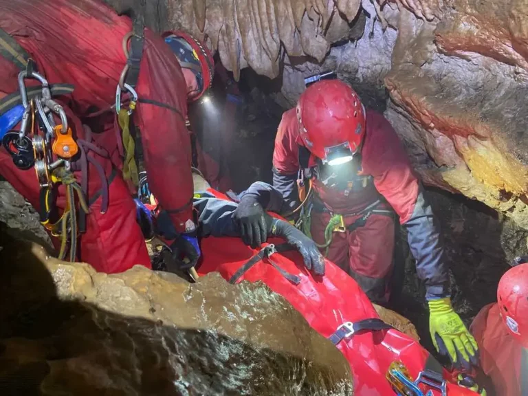 Exerciții de salvare în peșterile Ciur Ponor și Stanu Cerbului