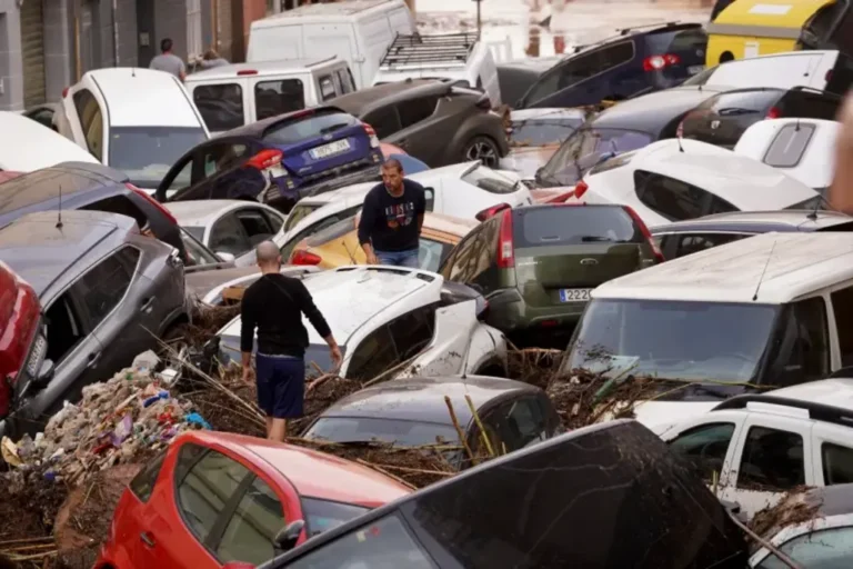 Scene postapocaliptice din Valencia. Ploile torențiale au măturat sudul și estul Spaniei. Numărul morților e tot mai mare. Cinci români posibil dispăruți. Alertă și în Barcelona