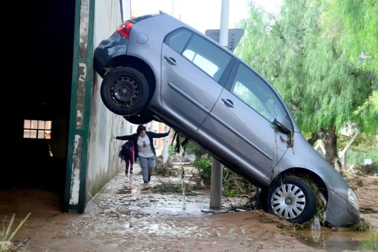 Un cuplu de români și fiica lor au murit în garaj, în inundațiile din Valencia. În casă, masa era pregătită pentru cină