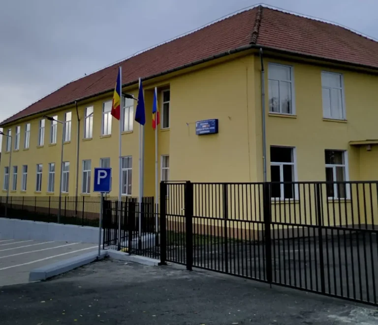 Două școli din Bihor, decorate de președintele României