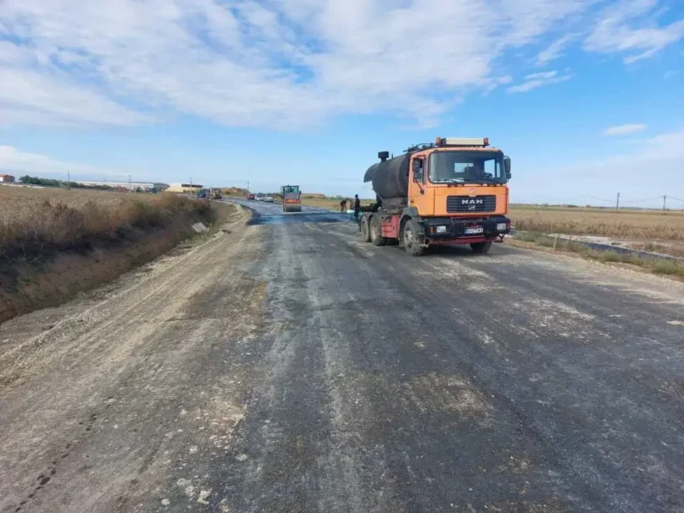 Se toarnă primul strat de asfalt pe Centura Biharia
