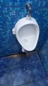 Toaletele publice din Oradea, vandalizate-04
