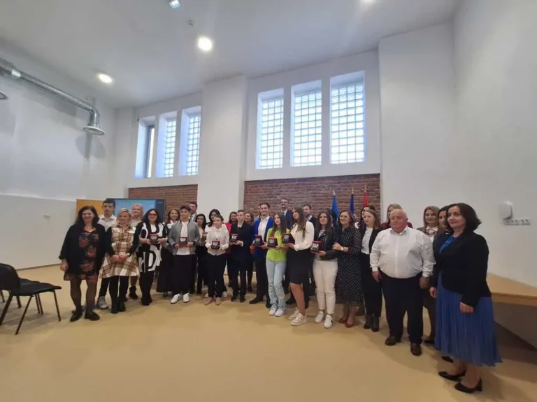Zece unități de învățământ din județul Bihor premiate pentru obținerea titlului de „Școală Europeană”