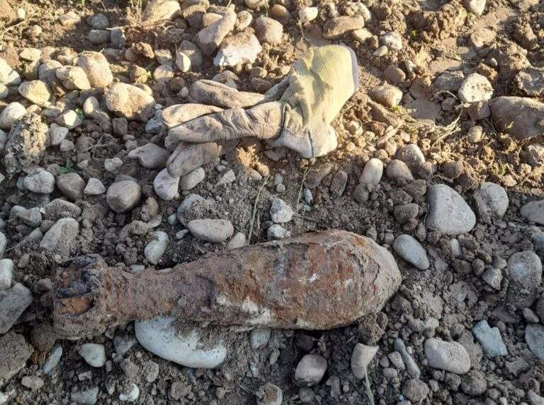 Bombă din al Doilea Război Mondial, descoperită pe o stradă din Cihei