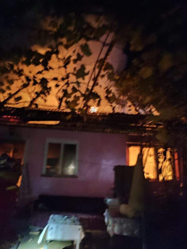 Aproape trei ore de luptă cu flăcările. O casă din Vălanii de Beiuș a luat foc de la un coș de fum stricat