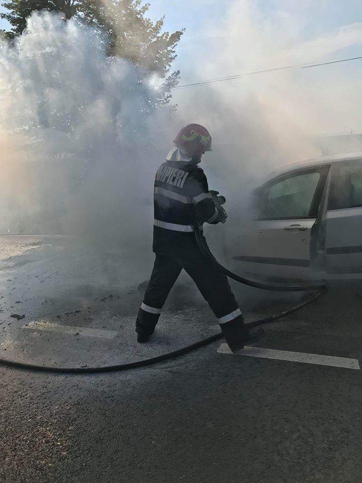 O mașină a luat foc în mers în Băile Felix