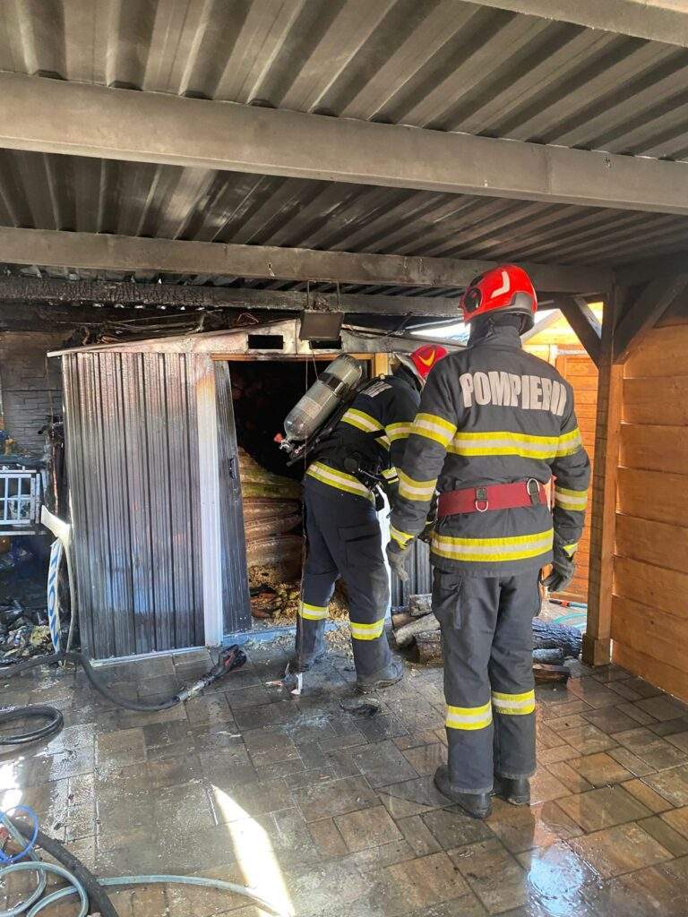 Un garaj a luat foc în Paleu. Proprietarul a suferit arsuri de gradul I