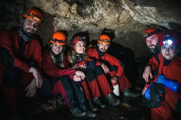 Sezonul de speoturism se apropie de final în Bihor. Profită de ultimele două săptămâni pentru o tură speologică!