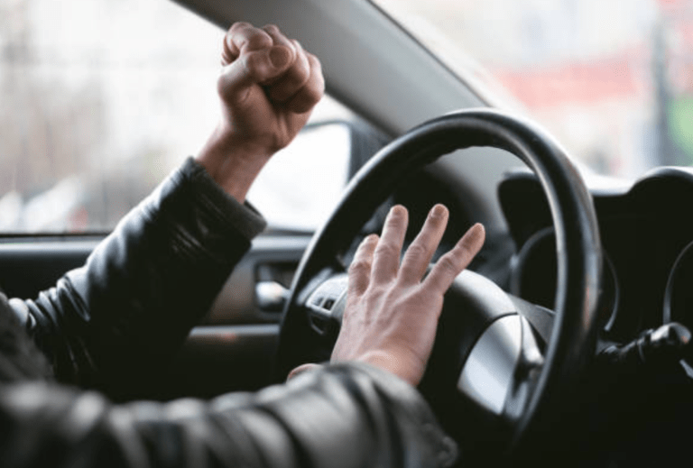 Șoferii agresivi în trafic vor putea fi reclamați direct către Ministerul Afacerilor Interne printr-un nou portal online