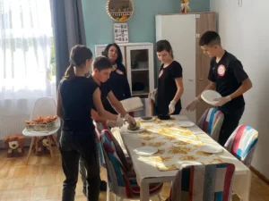 „Micul gospodar în acțiune” a făcut pizza și curățenie-07