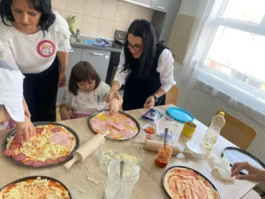 „Micul gospodar în acțiune” a făcut pizza și curățenie-08