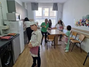 „Micul gospodar în acțiune” a făcut pizza și curățenie-15