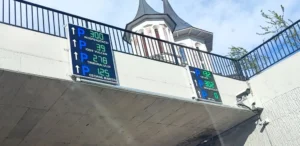 A fost finalizat sistemul de ghidaj prin LED, către parcările etajate din Centru-02