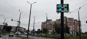 A fost finalizat sistemul de ghidaj prin LED, către parcările etajate din Centru-03