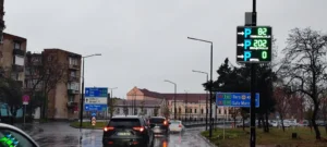 A fost finalizat sistemul de ghidaj prin LED, către parcările etajate din Centru-07