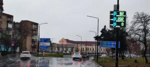 A fost finalizat sistemul de ghidaj prin LED, către parcările etajate din Centru-08