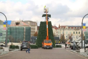 Clădirile emblematice din Oradea îmbracă straie de sărbătoare-02