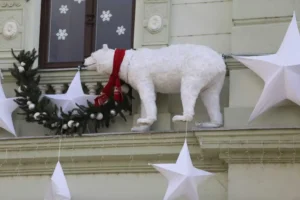 Clădirile emblematice din Oradea îmbracă straie de sărbătoare-06