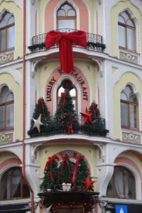 Clădirile emblematice din Oradea îmbracă straie de sărbătoare-09
