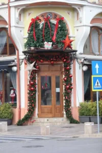 Clădirile emblematice din Oradea îmbracă straie de sărbătoare-11