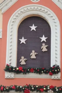 Clădirile emblematice din Oradea îmbracă straie de sărbătoare-20