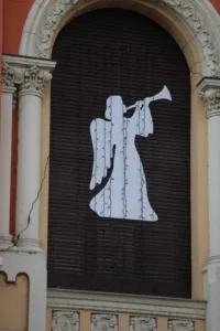 Clădirile emblematice din Oradea îmbracă straie de sărbătoare-22