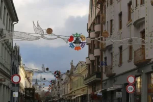 Clădirile emblematice din Oradea îmbracă straie de sărbătoare-28