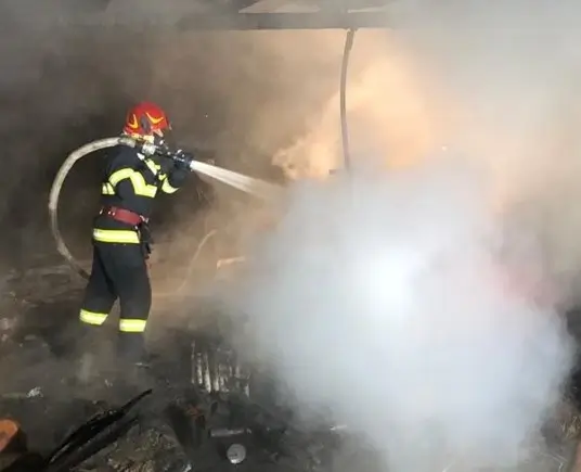 Incendiu la o gospodărie din localitatea Albești. Atenție la instalațiile electrice defecte sau improvizate!