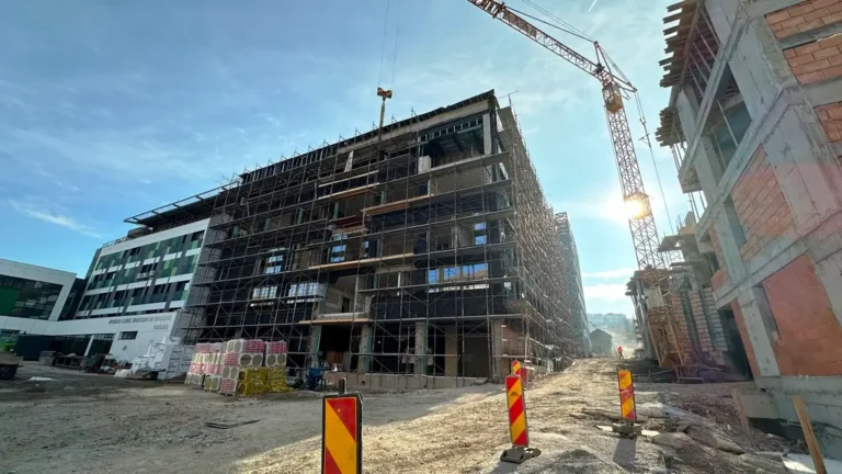 Lucrările la parcarea supraetajată și ambulatoriul Spitalului Județean avansează conform graficului