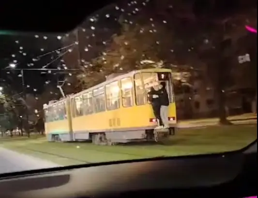 Teribilism. Doi adolescenți filmați agățați de tramvaiul 7 în Oradea. Poliția încearcă să-i identifice pe cei doi tineri