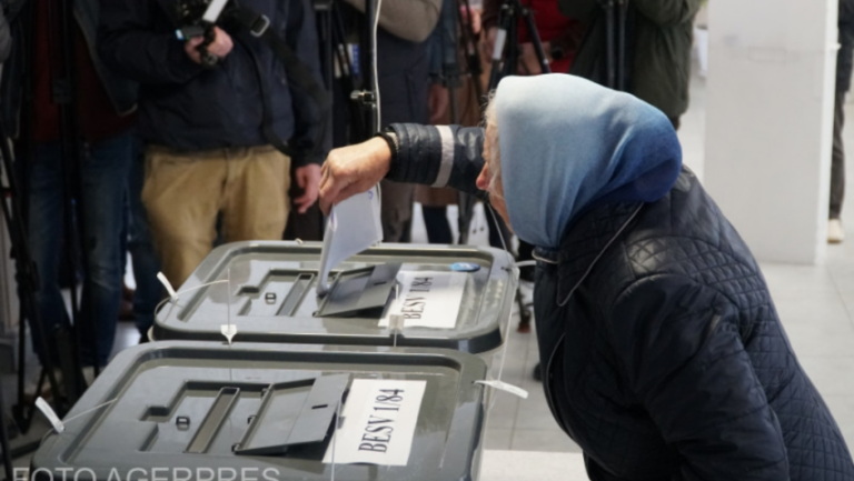 Cetățenii moldoveni votează pentru al doilea tur de prezidențiale
