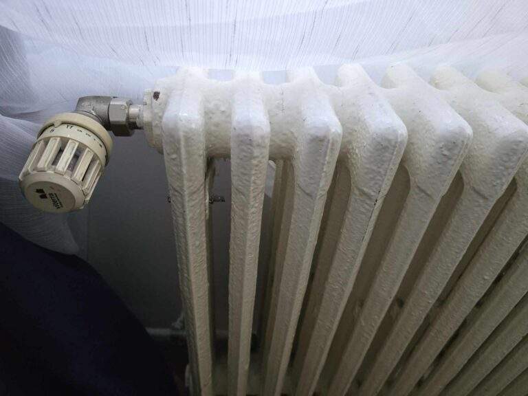 Mai multe străzi din Oradea rămân fără apă caldă și căldură din cauza unei avarii la rețeaua termică