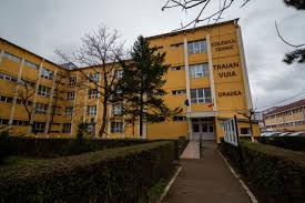 Incident șocant la Colegiul Tehnic „Traian Vuia” din Oradea. O elevă de 15 ani a fost lovită de un coleg și a ajuns la spital