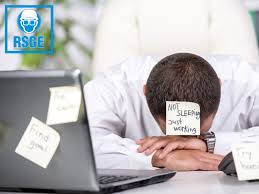 Studiu: 40% dintre persoanele care lucrează în ture se confruntă frecvent cu epuizarea